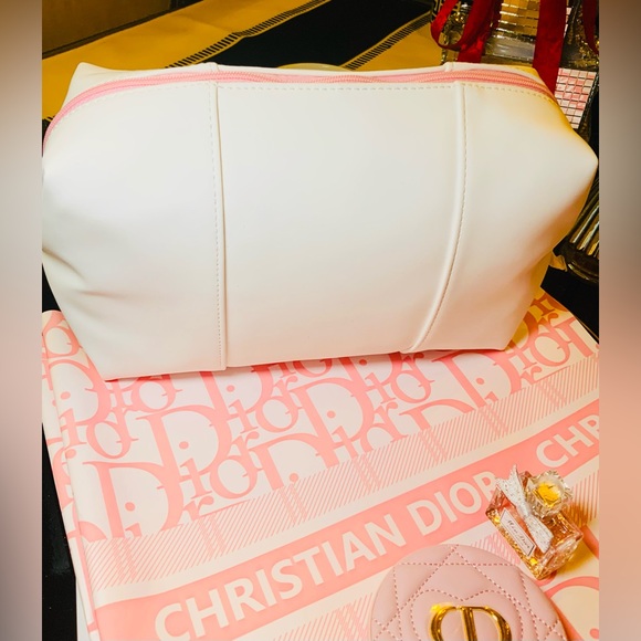 Luxurious DIOR Gift Bundle Set - Picture 11 of 16
